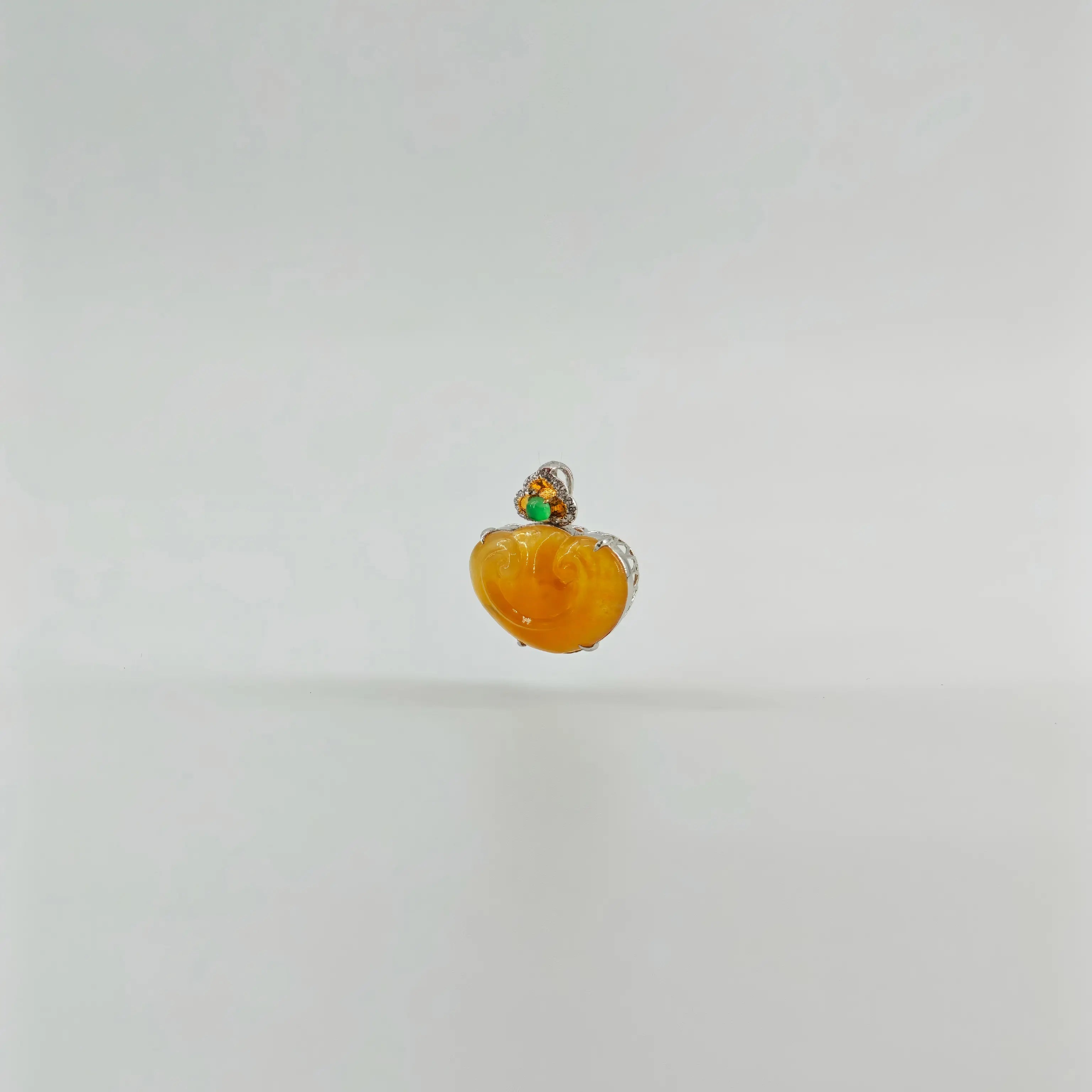 缅甸冰润蜜糖黄如意翡翠吊坠