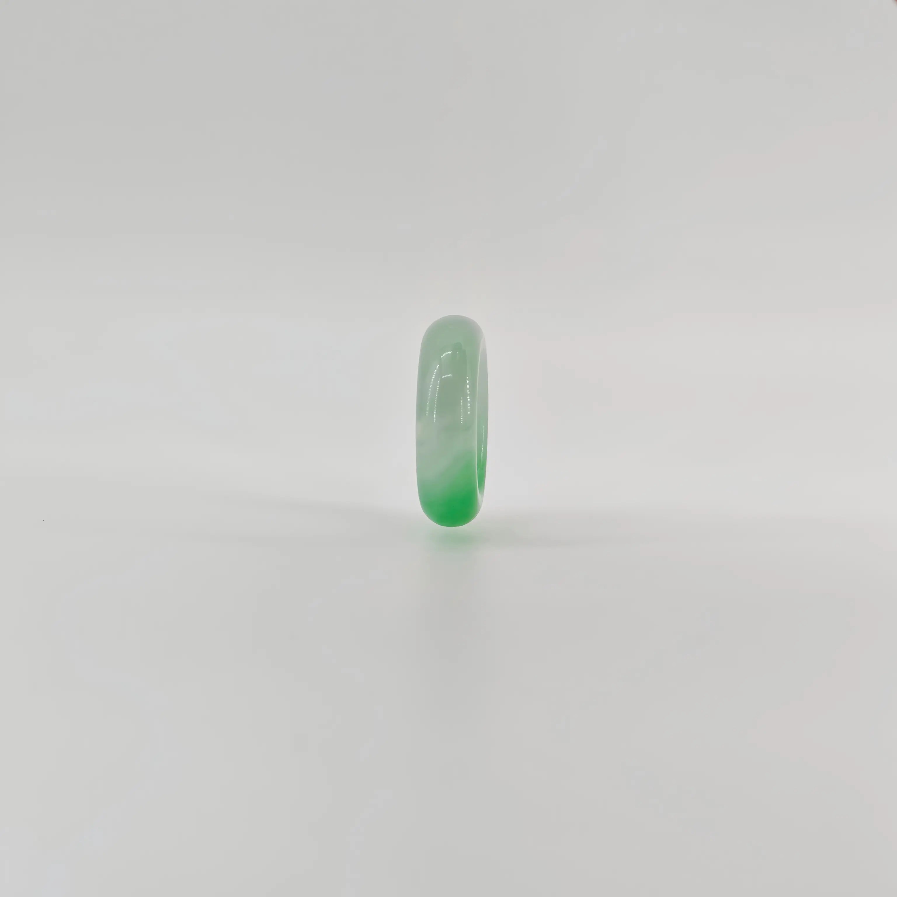 缅甸冰润飘阳绿素面翡翠戒指